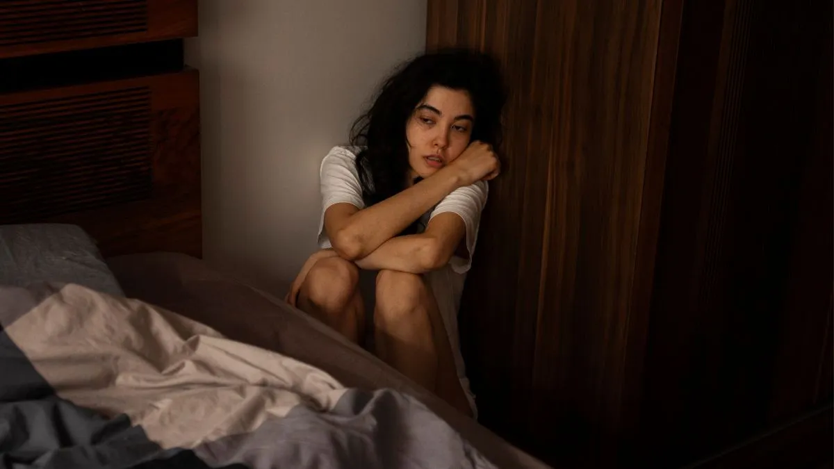 Why Does Anxiety Feel Worse at Night? A Psychotherapist Explains
