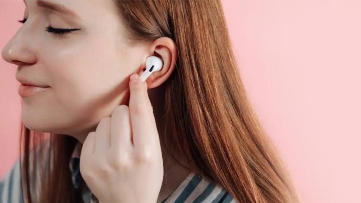 Using Earbuds Every Day? Here's How They Could Affect Your Hearing