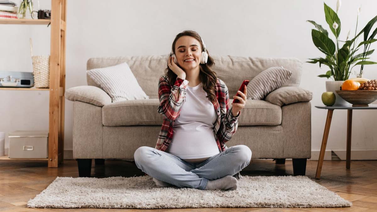 is-it safe-to-use-headphones-during-pregnancy-01