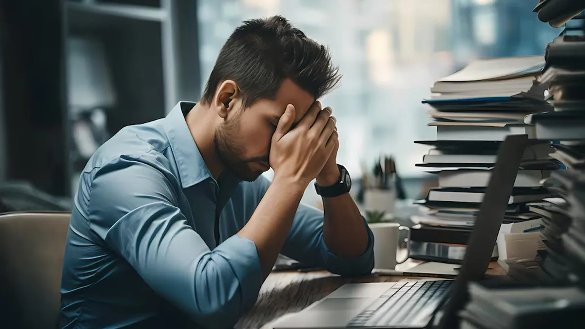 ज्यादा घंटे करते हैं ऑफिस में काम? बढ़ सकता है स्ट्रोक का जोखिम, जानें क्या है कनेक्शन