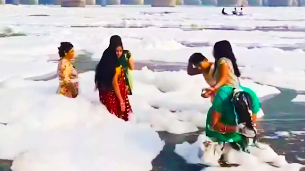 यमुना के झाग को साबुन समझ लोग धोने लगे बाल और चेहरा, जानें कहां से आता है ये झाग और कितना नुकसानदायक है