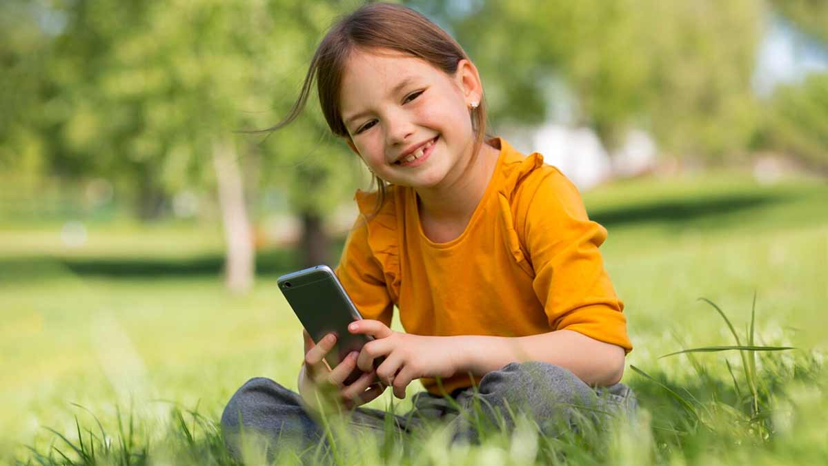 बच्चों में मीठा खाने और मोबाइल इस्तेमाल करने की आदत को कैसे छुड़ाएं? जानें डॉक्टर से