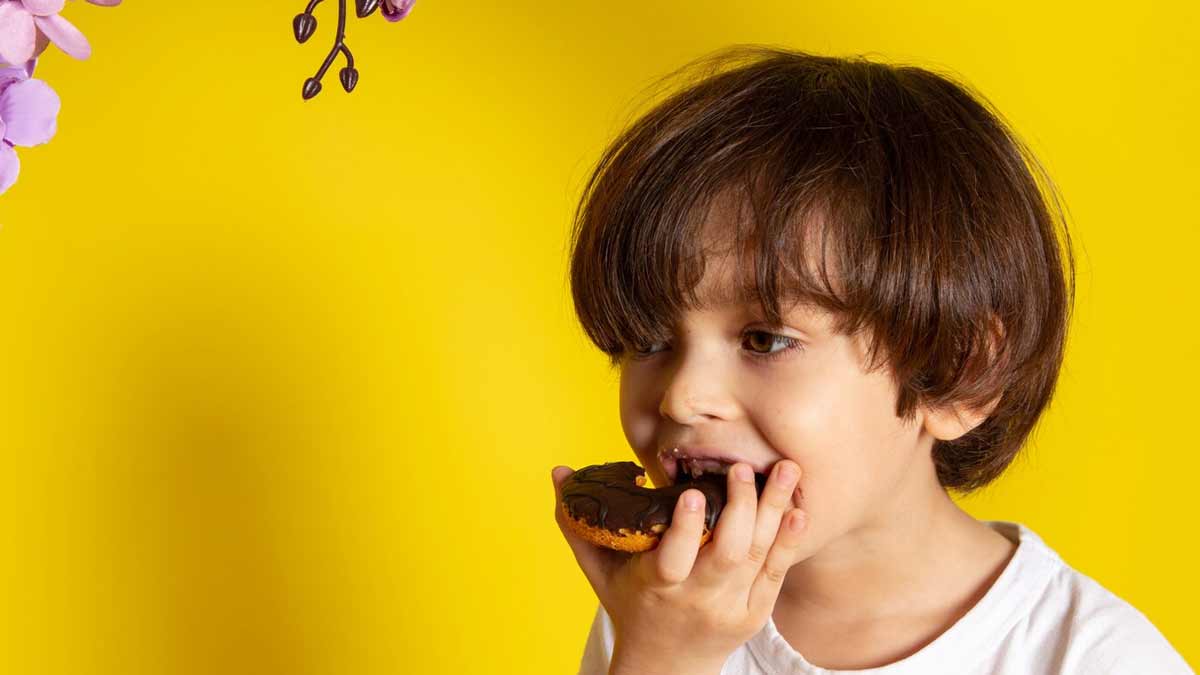 बच्चों में मीठा खाने और मोबाइल इस्तेमाल करने की आदत को कैसे छुड़ाएं? | How to get rid of children habit of eating sweets and using mobile phone in hindi child-use-mobile-inside2