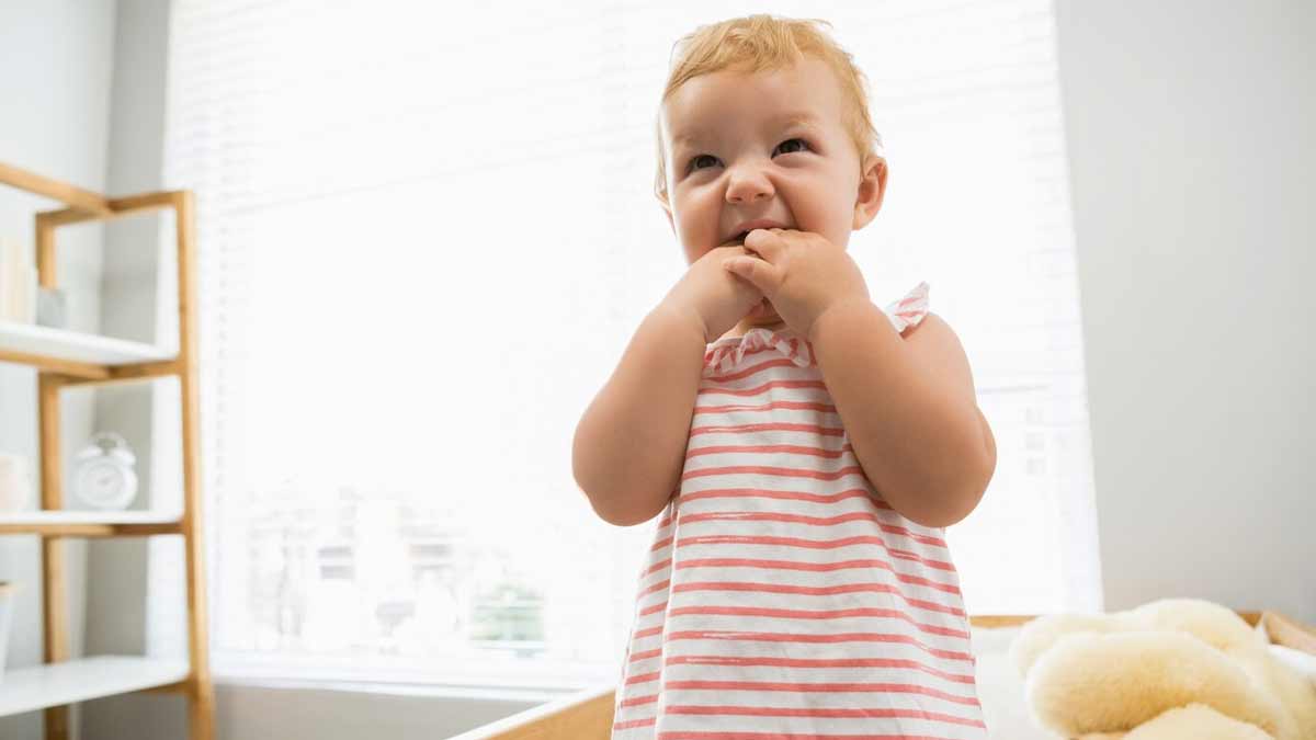 क्या शिशु को दूध में पानी मिलाकर देना सही है? | Can I Give Milk Mixed With Water to the Baby in Hindi