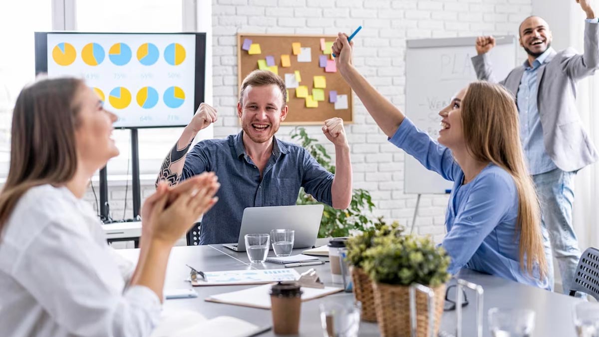 ऑफिस में खड़े होकर या बैठकर, किस पोजिशन में काम करना है ज्यादा बेहतर? जानें क्या कहती है स्टडी | Do you think standing desks are better Study explains why it is better to sit down and work in hindi office-work-inse2