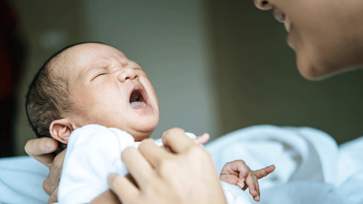 नवजात शिशु ज्यादा क्यों रोते हैं? डॉक्टर से जानें इसके पीछे का कारण