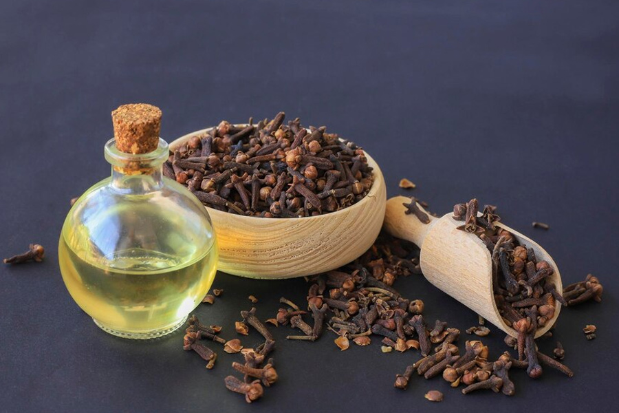 clove-oil-benefits-for-hair