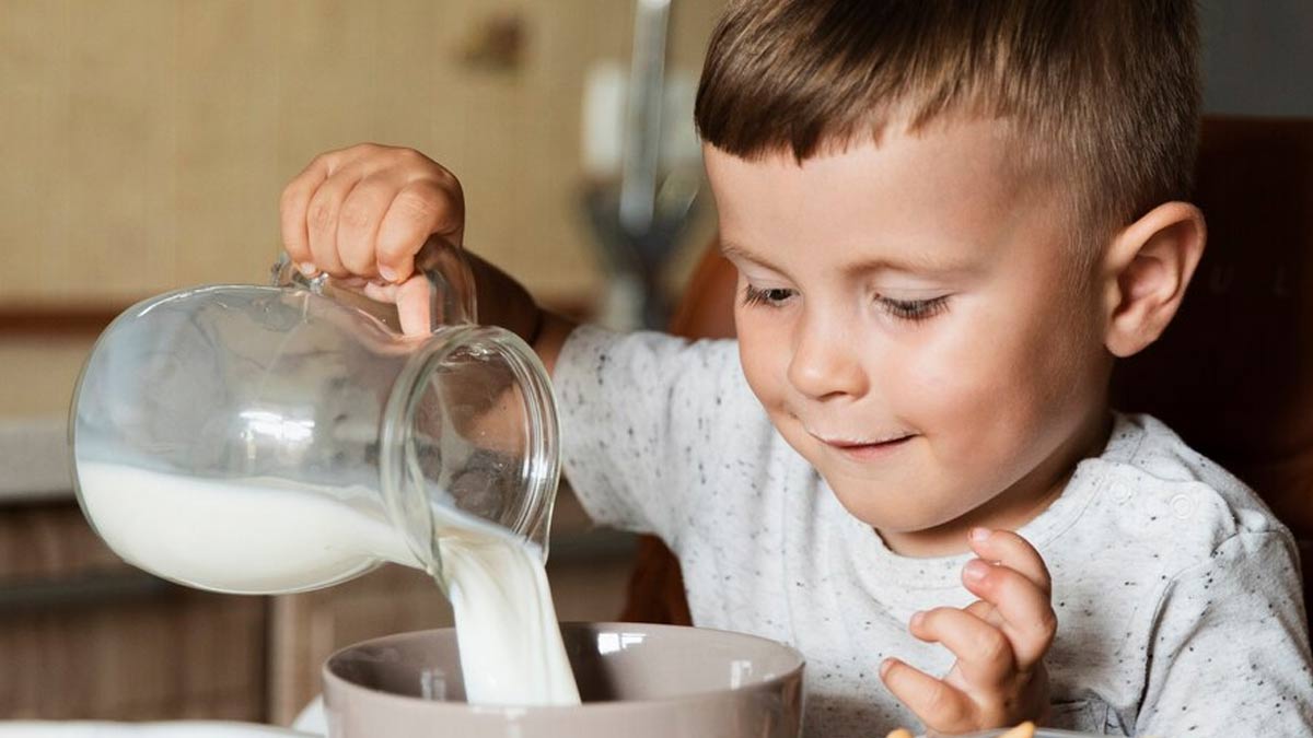 कच्चा दूध पीने से स्वास्थ्य को होने वाली बीमारियां | study finds flu virus can longer in raw milk for days health side effects in hindi Raw-milk-side-effects-inside