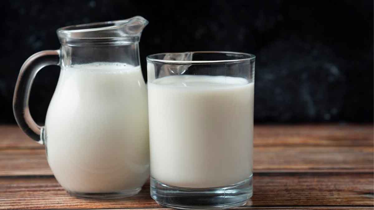 कच्चा दूध पीने से स्वास्थ्य को होने वाली बीमारियां | study finds flu virus can longer in raw milk for days health side effects in hindi Raw-milk-side-effects-inside2