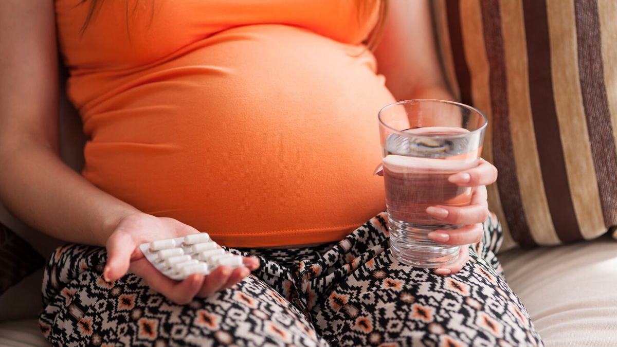 क्या प्रेग्नेंसी में विटामिन-ई कैप्सूल खा सकते हैं | Is it Safe to Take Vitamin E Capsules While Pregnant best-way-to-take-iron-pills-during-pregnancy-inside