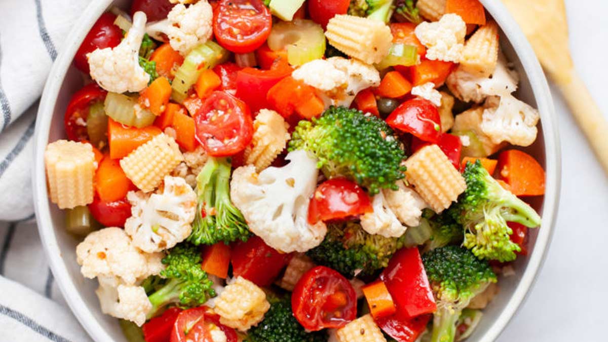 सर्दियों में मिक्स सब्जियों का सलाद खाने से सेहत को मिलते हैं ये 5 फायदे, इस तरह करें डाइट में शामिल