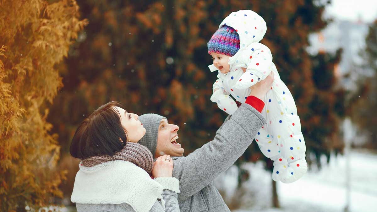 सर्दियों में बच्चों की सेहत से जुड़ी ये 3 गलतियां करते हैं पेरेंट्स | 3 Common Winter Mistakes Parents Make with Babies in Hindi baby-Winter-care-inside