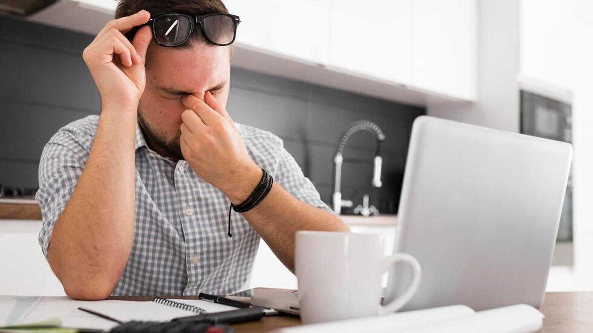 prolonged-desk-jobs-can-lead-to-these-health-problems-in