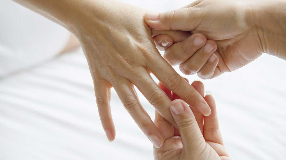 does massaging fingers help arthritis 01