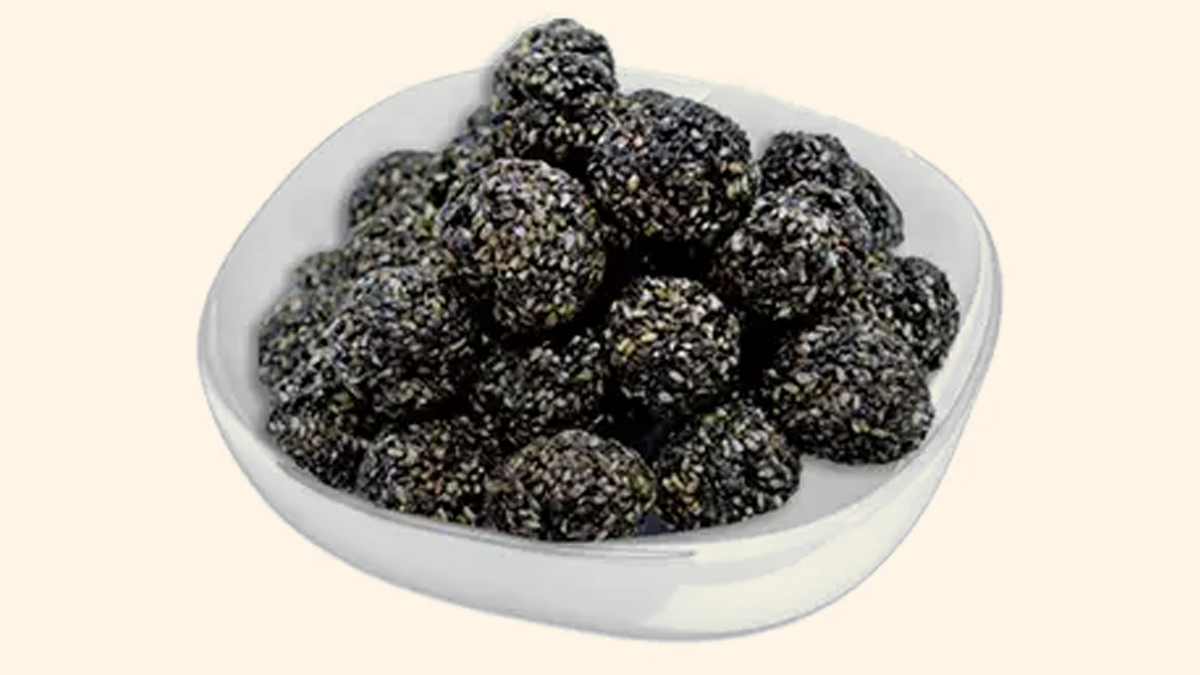 Health-Benefits-of-Sesame-Seeds-With-Jaggery-laddu-inside2