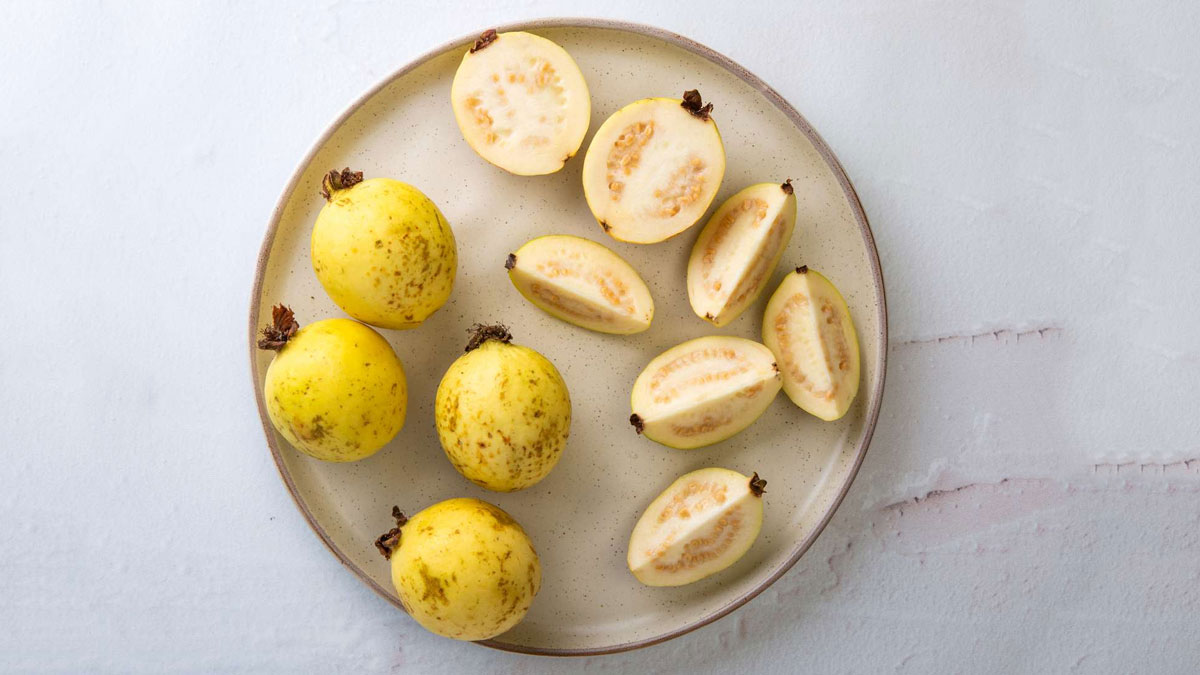 Guava-vs-Amla-Which-has-more-vitamin-C-inside2