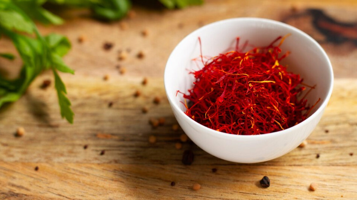 ऑयली स्किन पर नींबू और केसर का फेस पैक लगाने के फायदे | benefits of lemon and kesar face pack for oily skin in Hindi Lemon-and-Kesar-Face-Pack-Benefits-inside