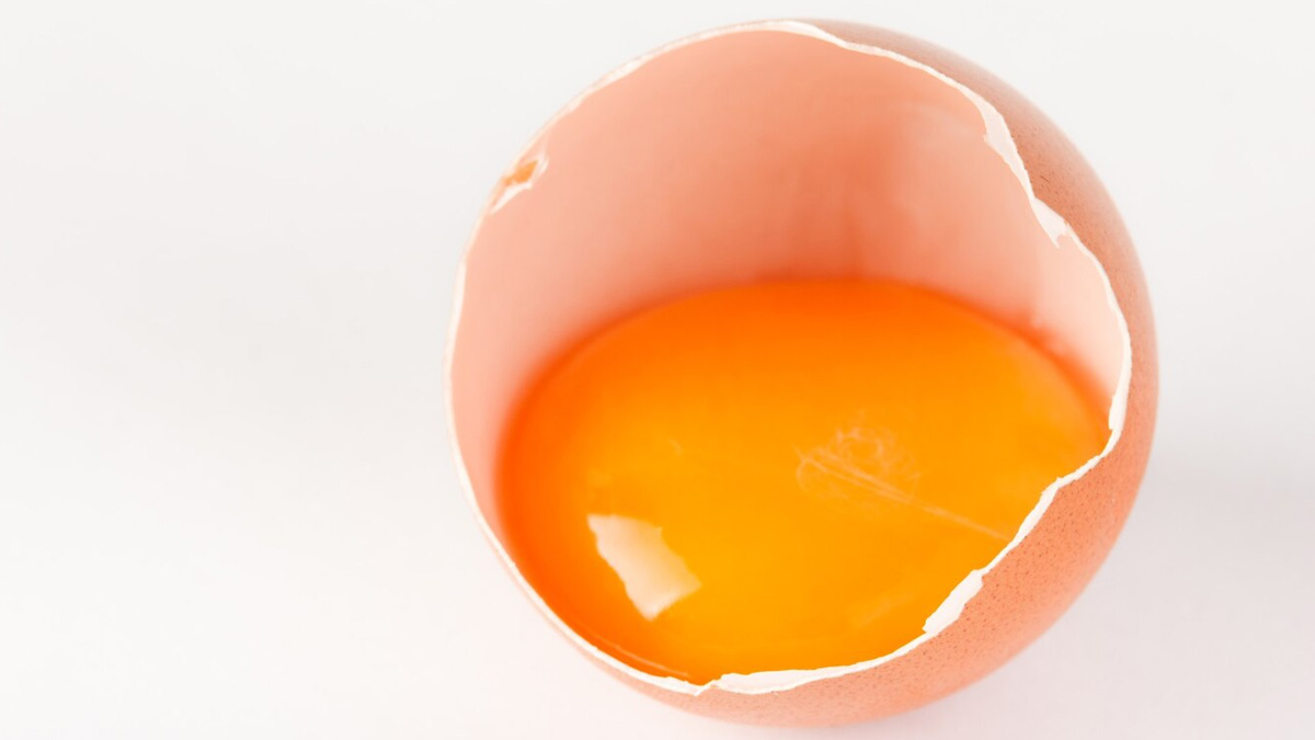 who should not eat egg yolk