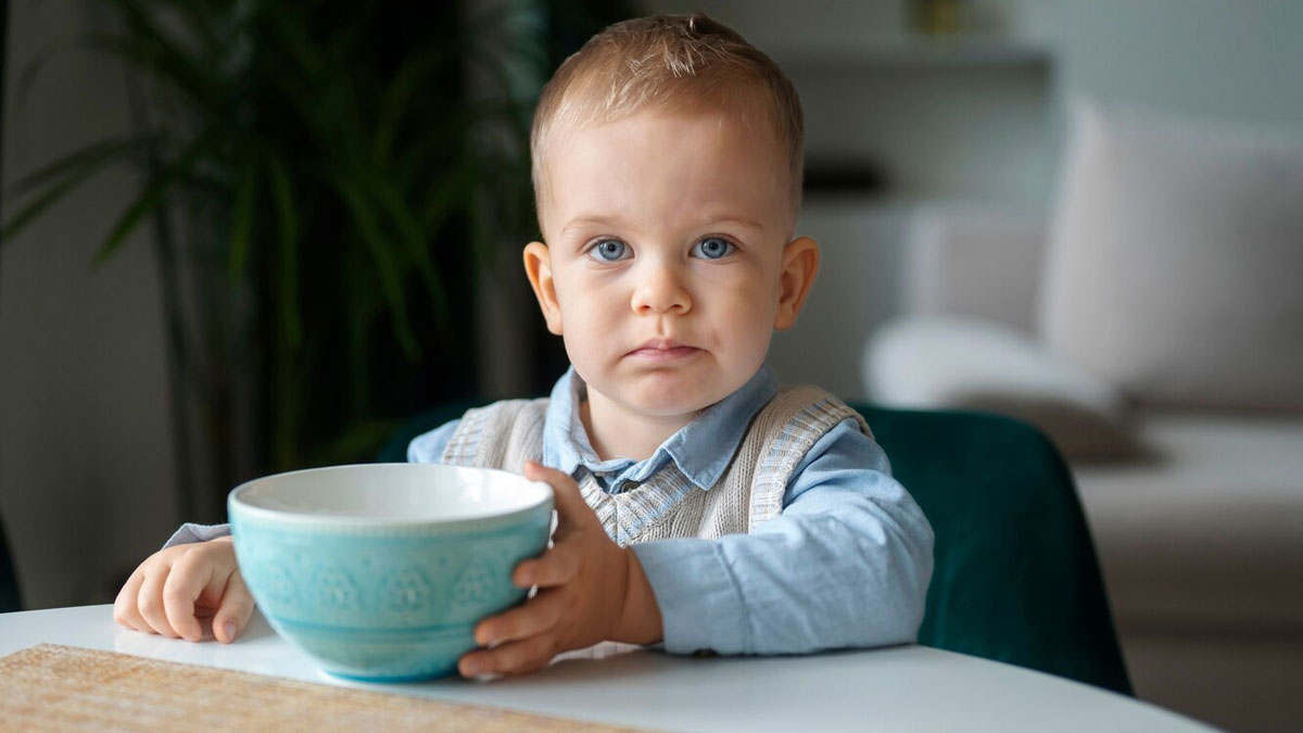 How to teach a baby to eat by himself