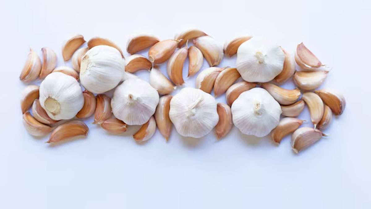 garlic and cloves