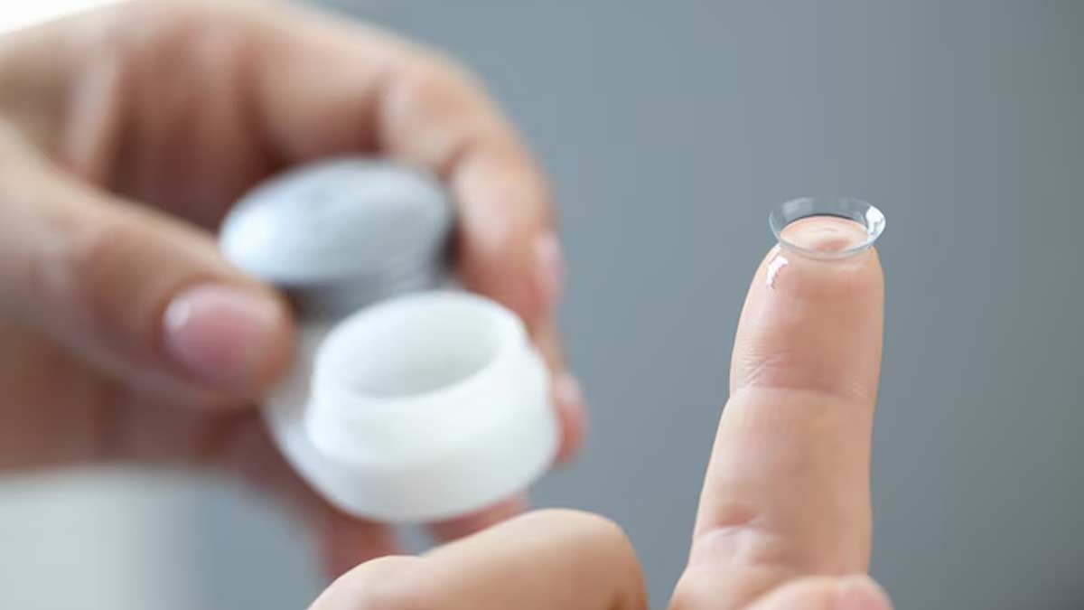 tips to keep in mind while wearing contact lenses in hindi 01