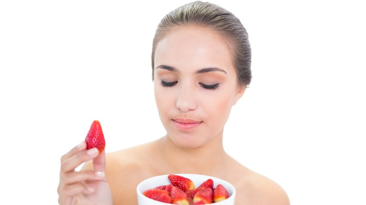 strawberry-and-rice-flour-face-pack-in