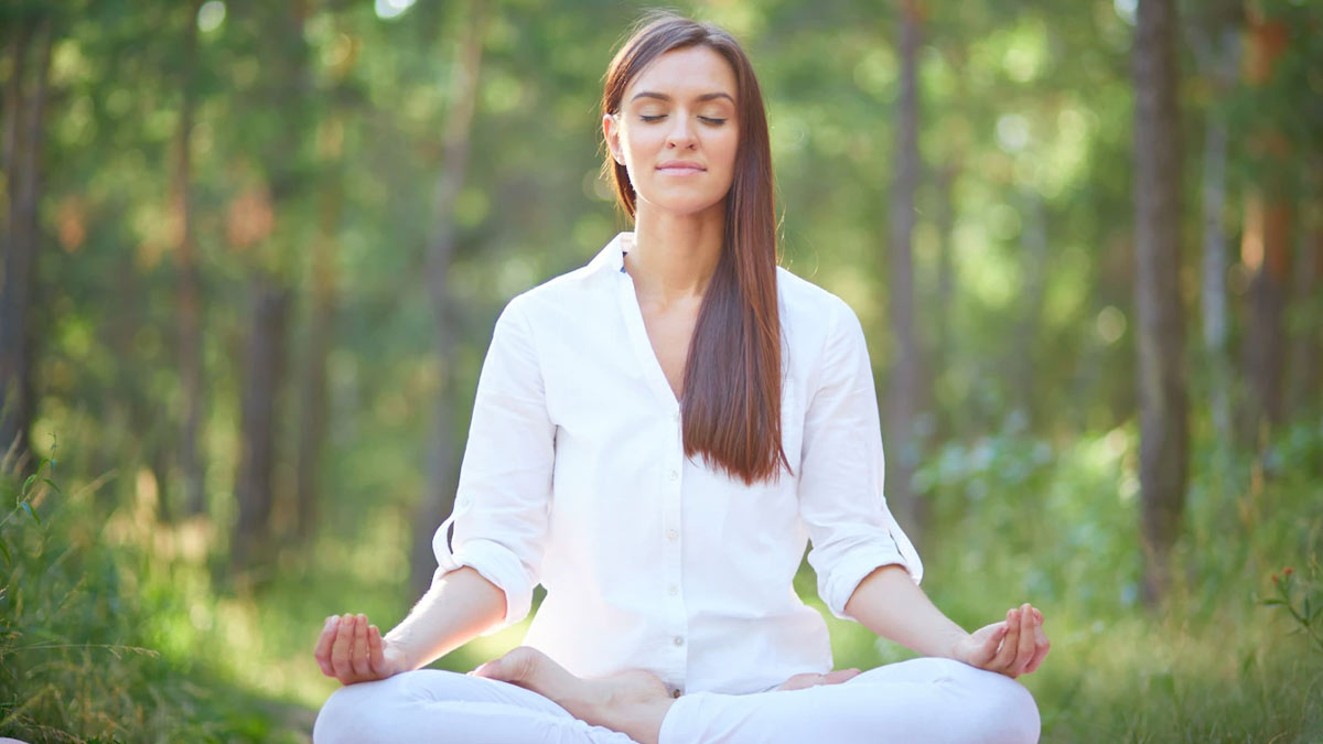 एंजाइटी को कम करने वाले प्राणायाम की लिस्ट | Three pranayama to manage anxiety and boost mood in Hindi Three-pranayama-to-manage-anxiety-main