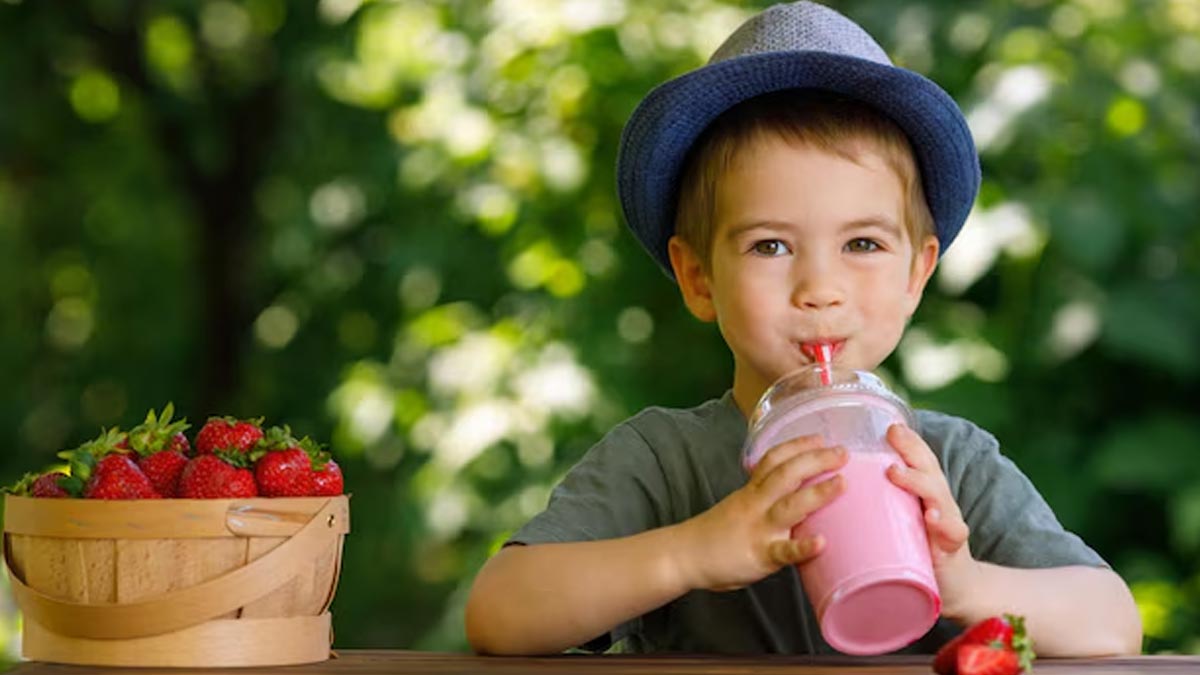 बच्चों के लिए स्ट्रॉबेरी मिल्क: एक सेहतमंद व‍िकल्‍प या सिर्फ एक मीठा ड्रिंक है? एक्‍सपर्ट से जानें