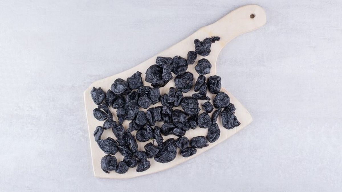 benefits of eating soaked dried prunes overnight in hindi 01
