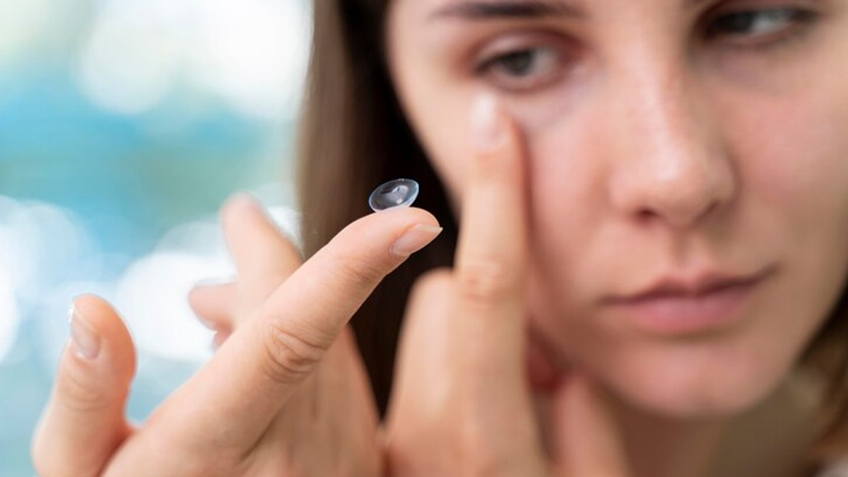 side effects of wearing contact lenses while playing Holi 01 (3)