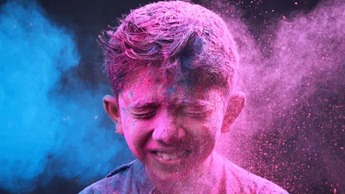 holi-colours-eye-prevention