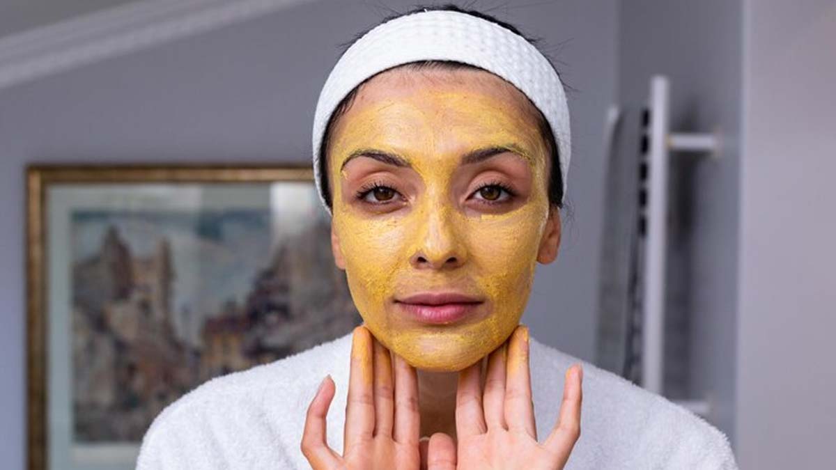 benefits of turmeric milk and saffron face mask for skin in hindi 01