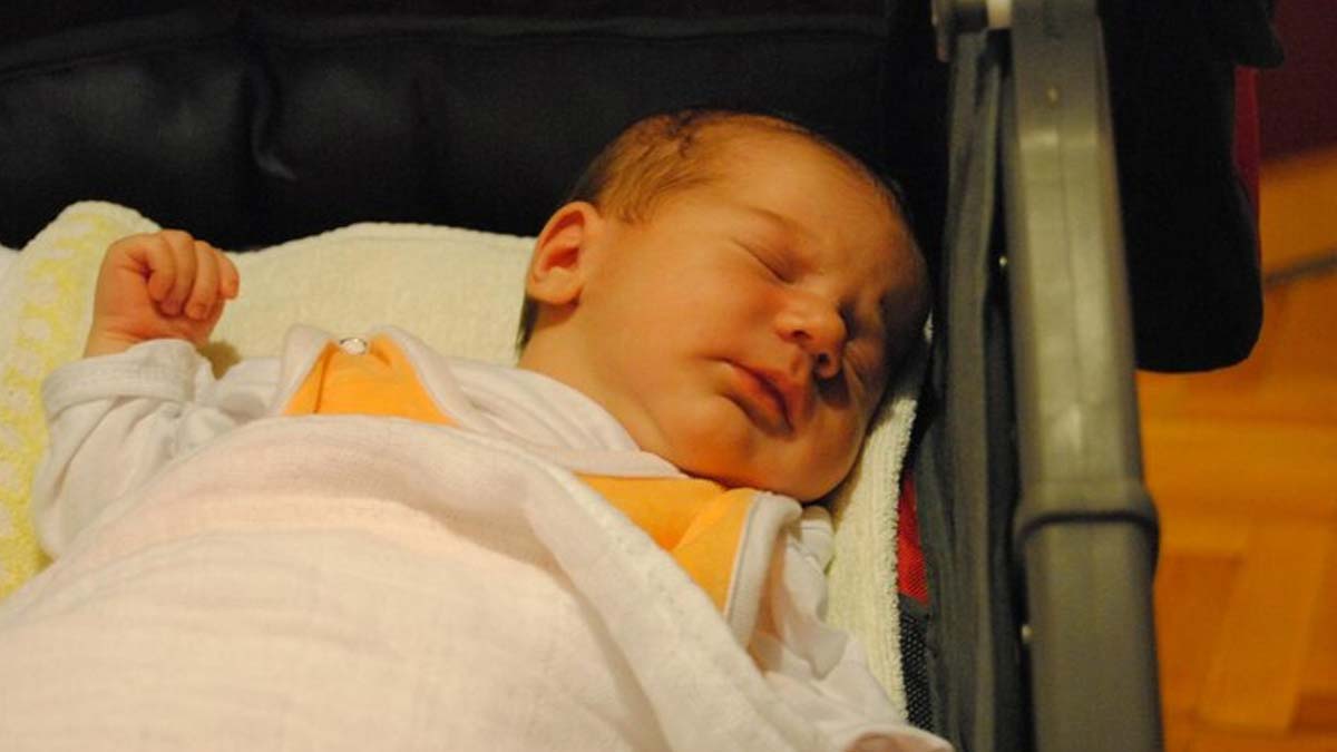 is it safe to keep newborn in direct sun light 1 (1)