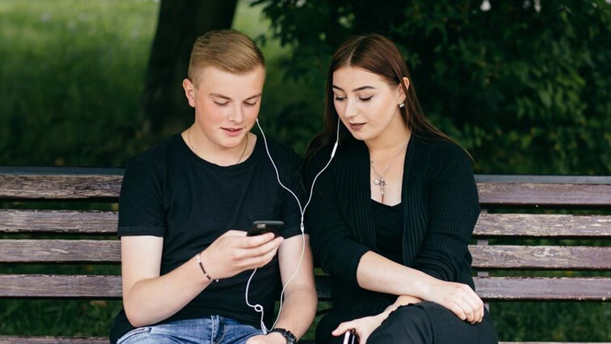 use of excessive earphones can hear loss in hindi