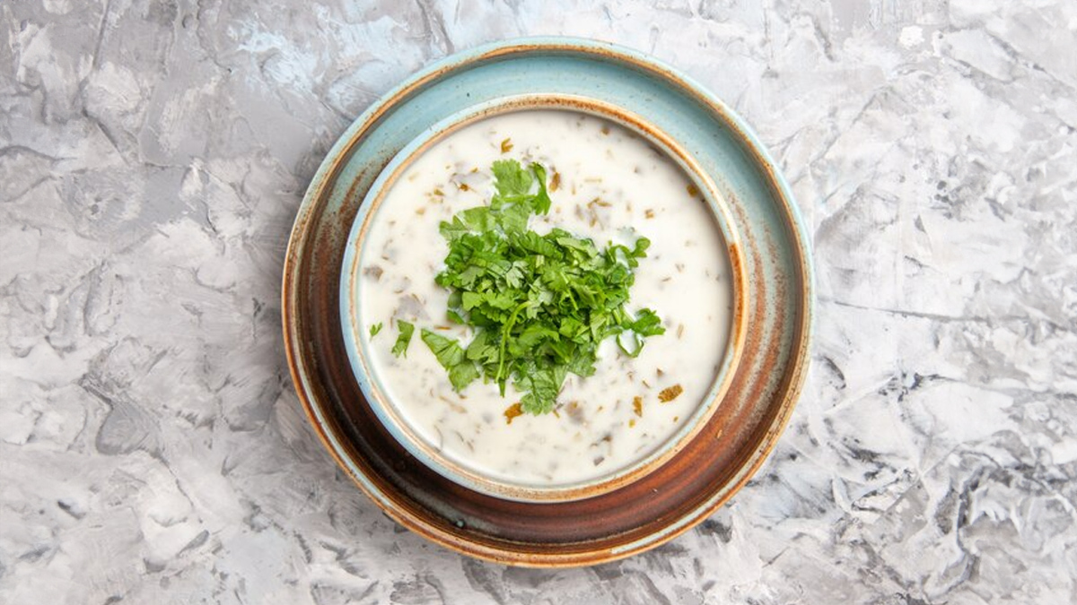 क्या रात को रायता खाना चाहिए? एक्सपर्ट से जानें इसके सेवन का सही तरीका