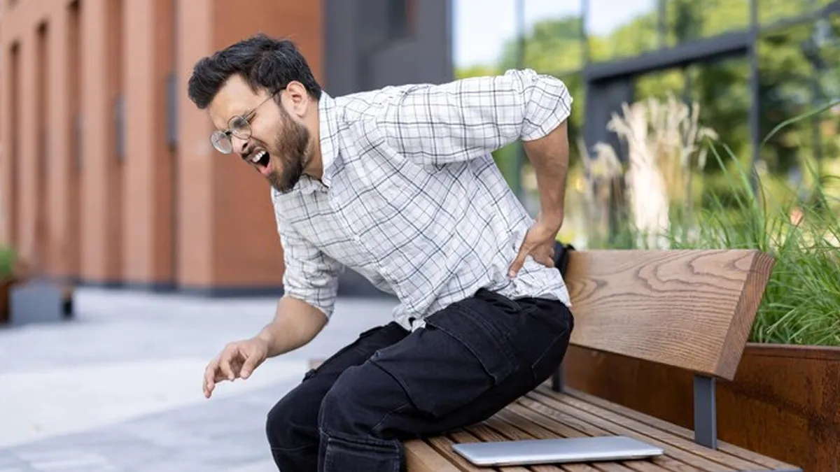अचानक उठने पर कमर दर्द होता है? बचाव के लिए अपनाएं ये 10 आसान उपाय
