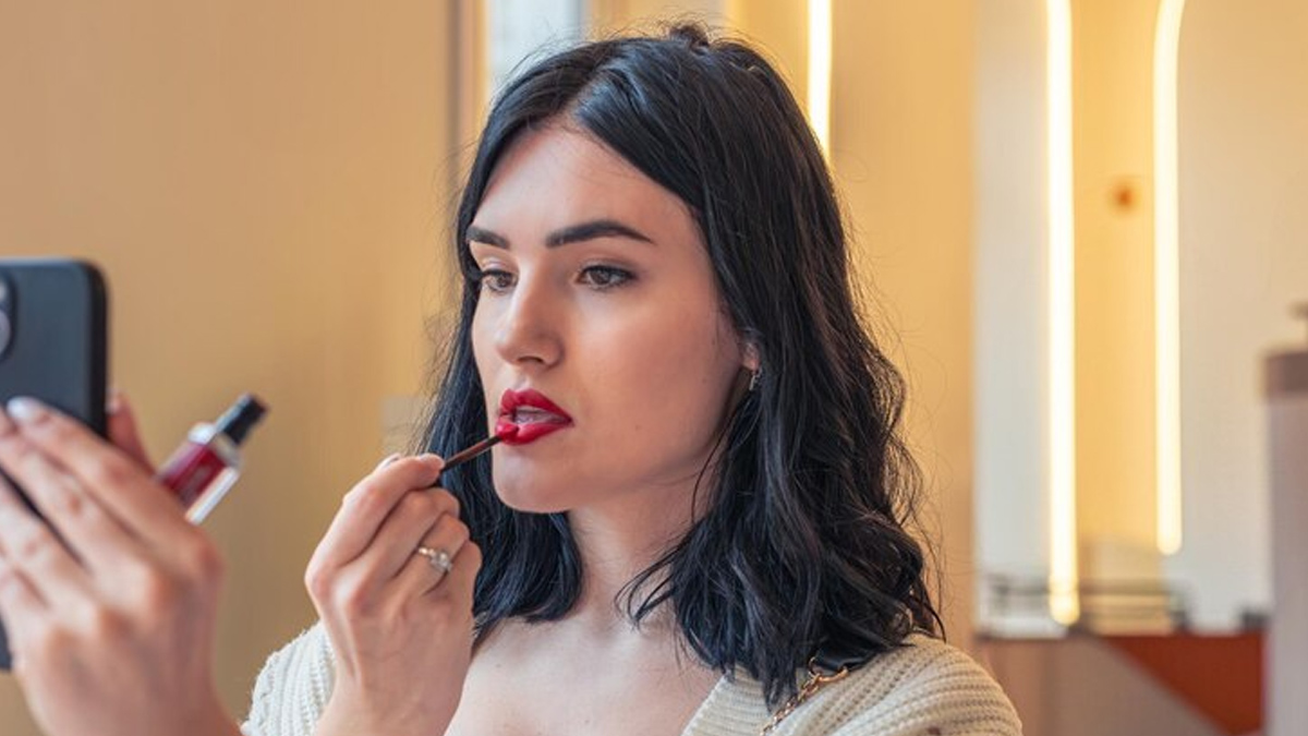 can applying lipstick affect hormones expert answers in hindi 01