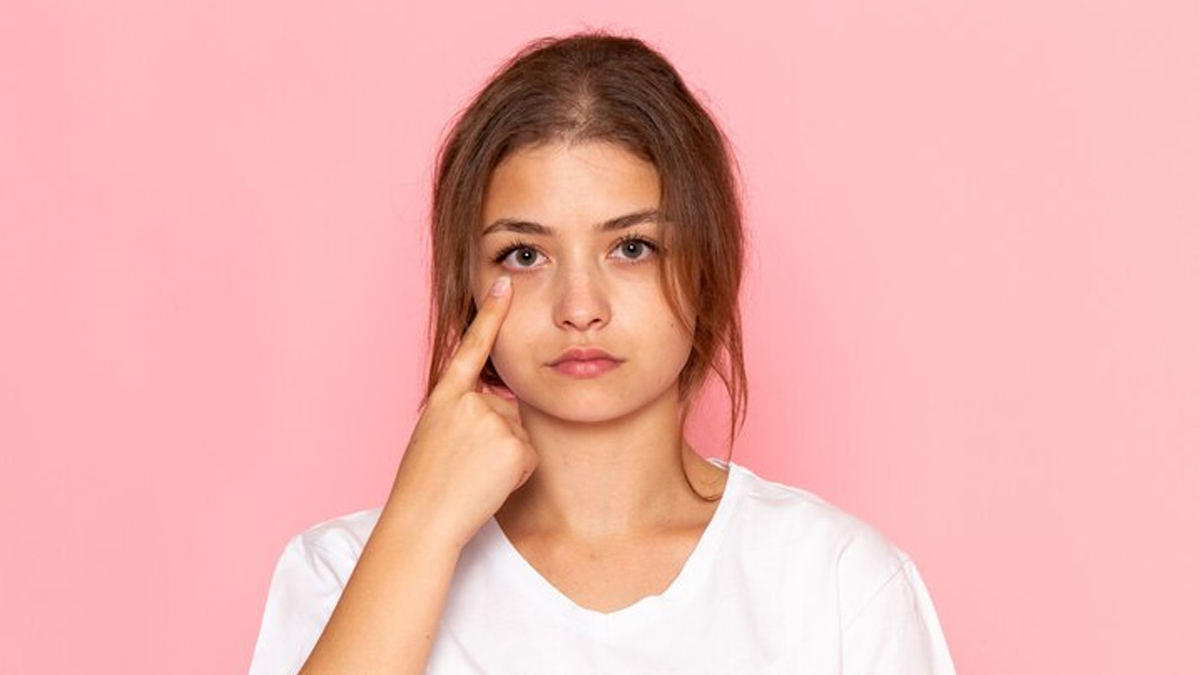 ways to use turmeric and coffee to reduce dark circles in hindi 1