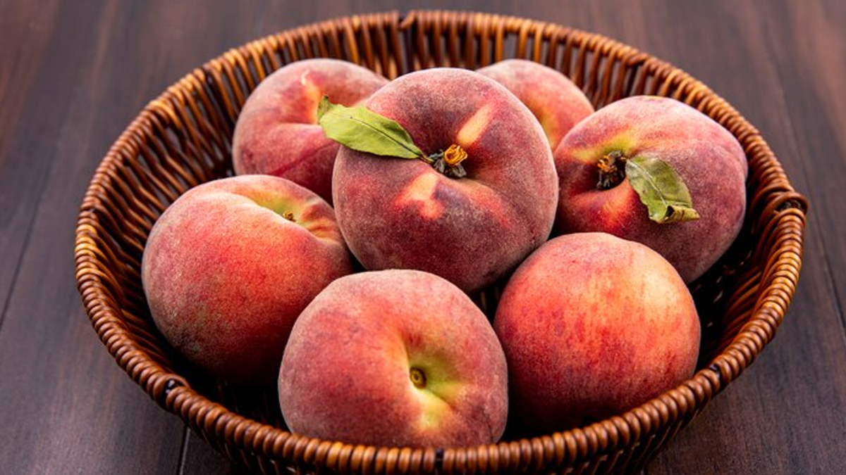 Benefits Of Eating Peaches Or Aadu Fruit During Summer In Hindi mian