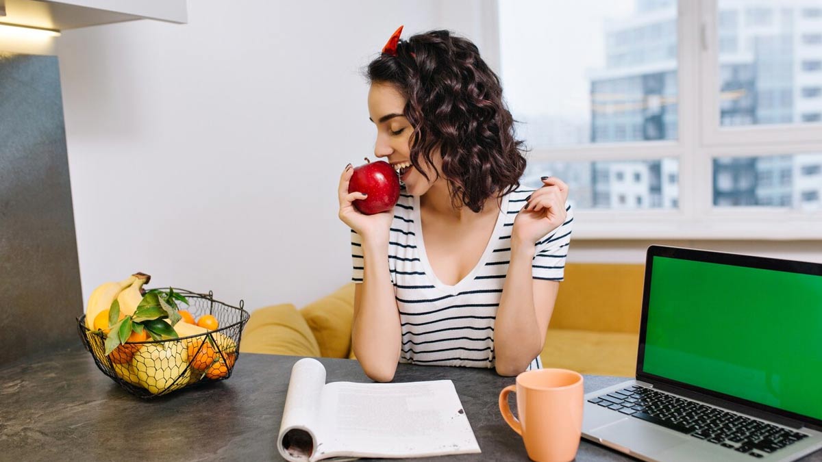 ऑफिस वर्क स्ट्रेस के चलते हेल्दी खाना नहीं खा पाते? अपनाएं ये 5 न्यूट्रिशन हैक्स, दूर होगी पोषण की कमी