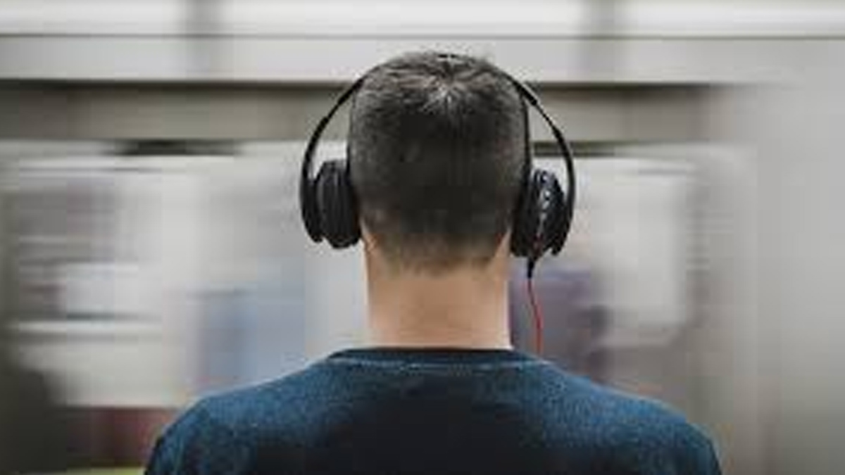 एक दिन में कितने घंटे के लिए हेडफोन और ईयरफोन का इस्तेमाल करना चाहिए | How many hours should we use earphones in a day expert tell in Hindi How-many-hours-should-we-use-earphones-in-a-day-in