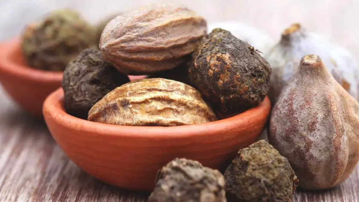 मुलेठी के पानी से चेहरा धोने से क्या होता है- What happens if you wash your face with liquorice water benefits-of-Triphala-water-at-night-for-diabetes-patients-inside