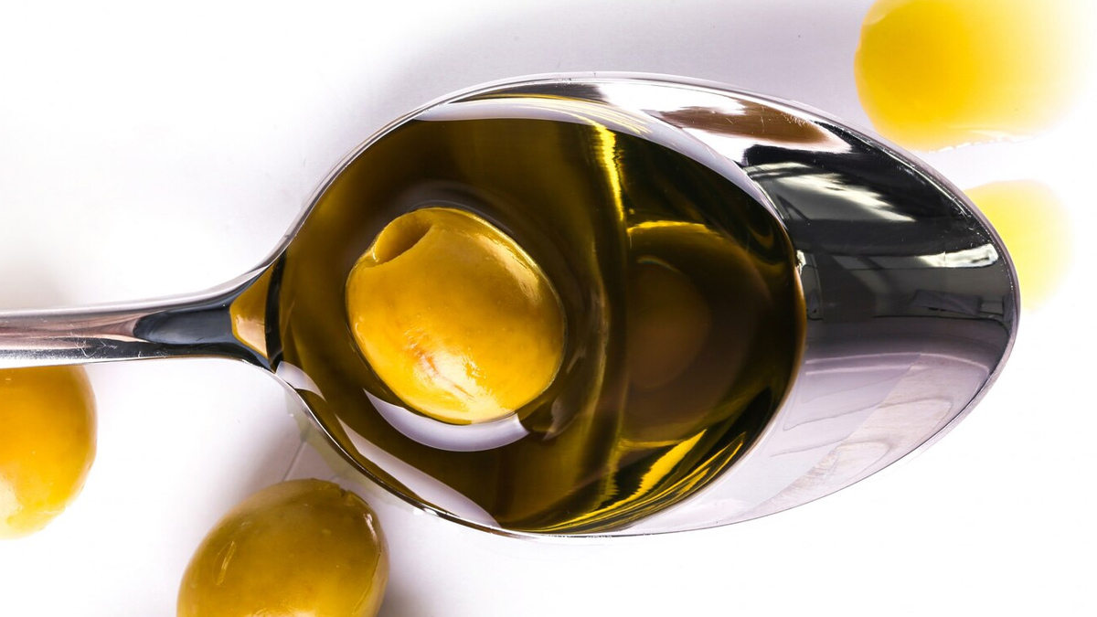 डिलीवरी के बाद कमर दर्द से राहत पाने के हर्बल तेल | herbal oils to use for post-delivery massage for back pain in Hindi Which-cooking-oil-is-safe-for-pregnancy-inside