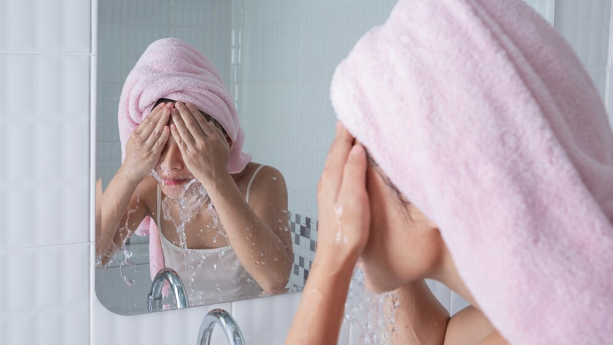 does washing your face with hot water age you in hindi 1