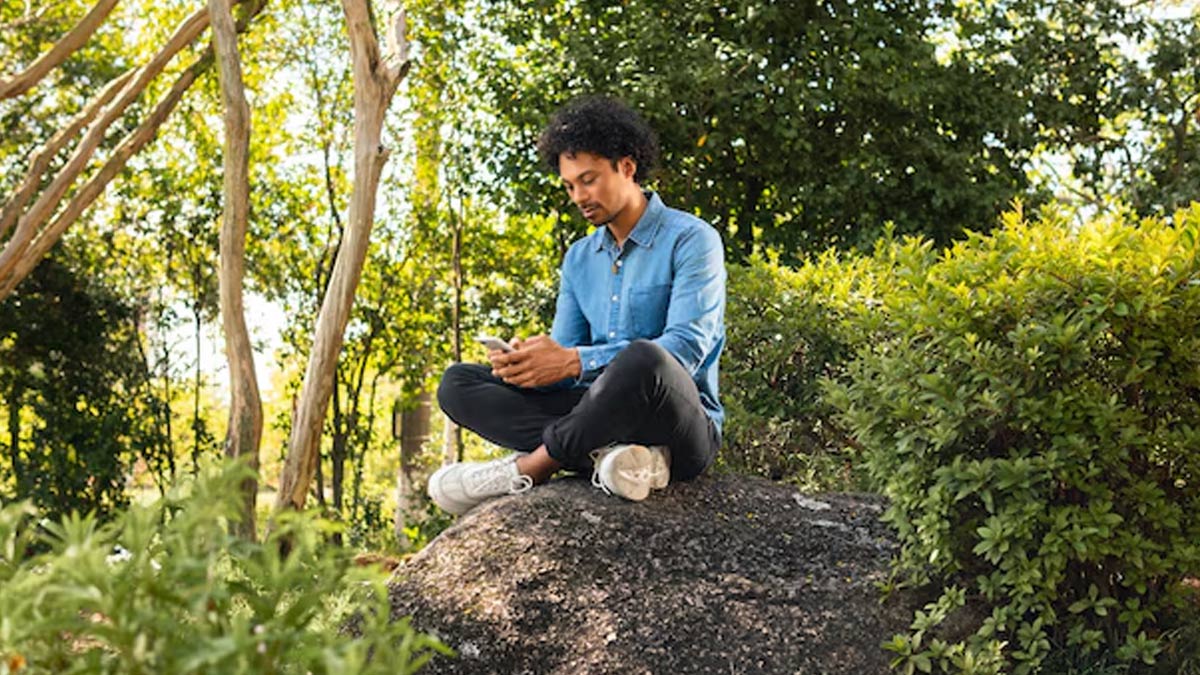 What are the benefits of keeping silent for mental and physical health in
