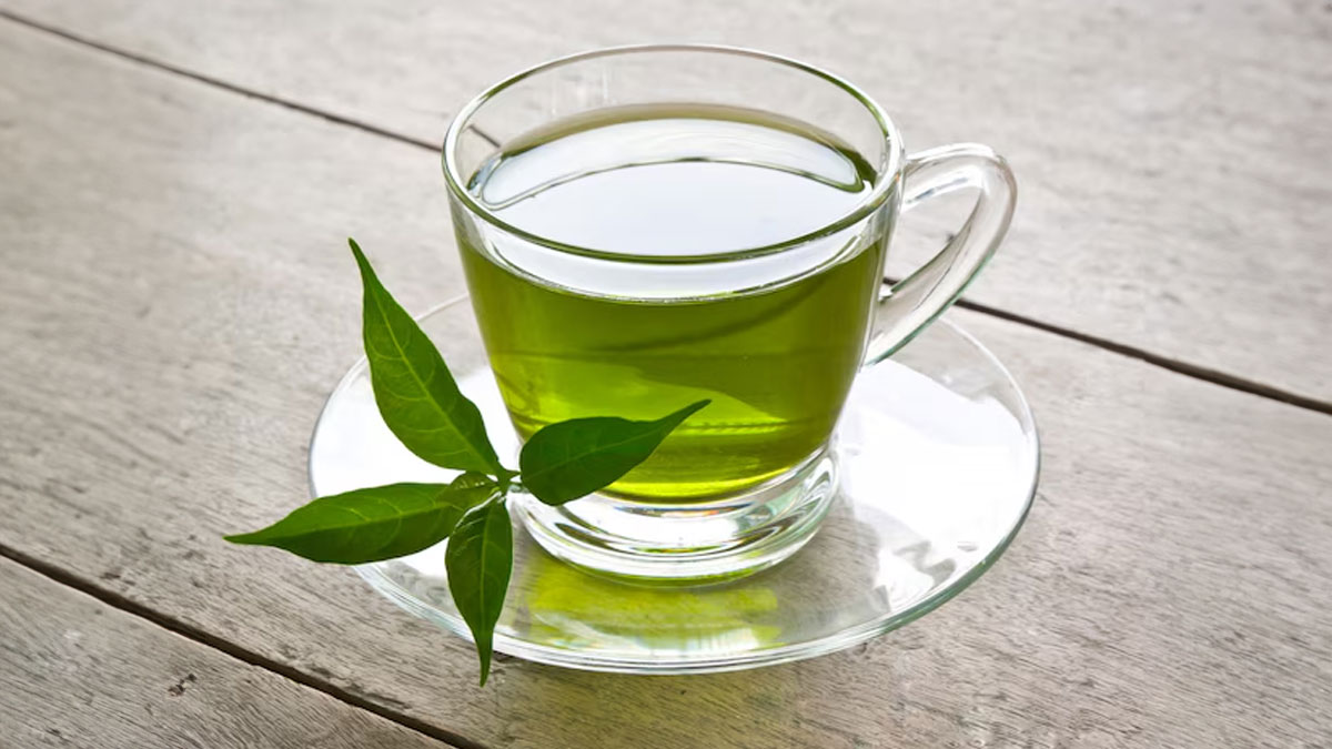 is it beneficial to drink green tea by adding turmeric in hindi 01 (3)