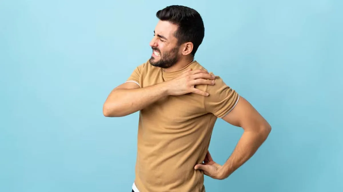 सुबह उठने के बाद कंधे और गर्दन में रहता है दर्द? जानें सोने के दौरान कौन-सी गलतियां इसका कारण बनती हैं
