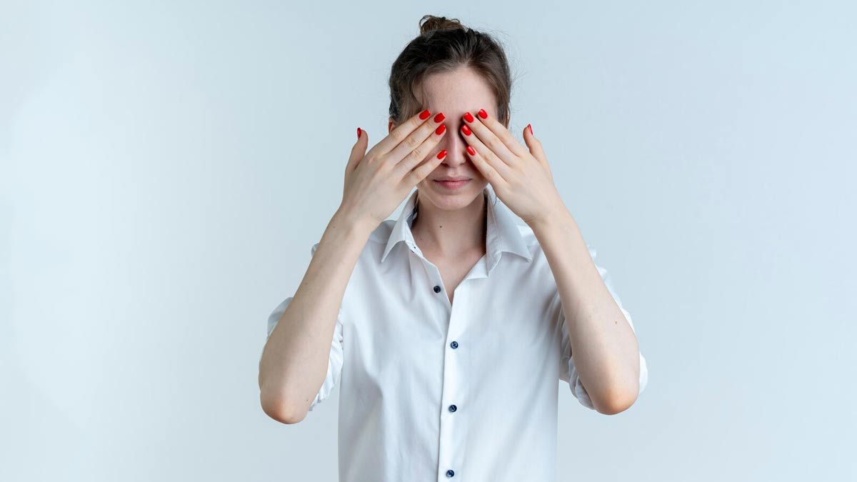 benefits of five minute desk yoga for eyes 01 (8)