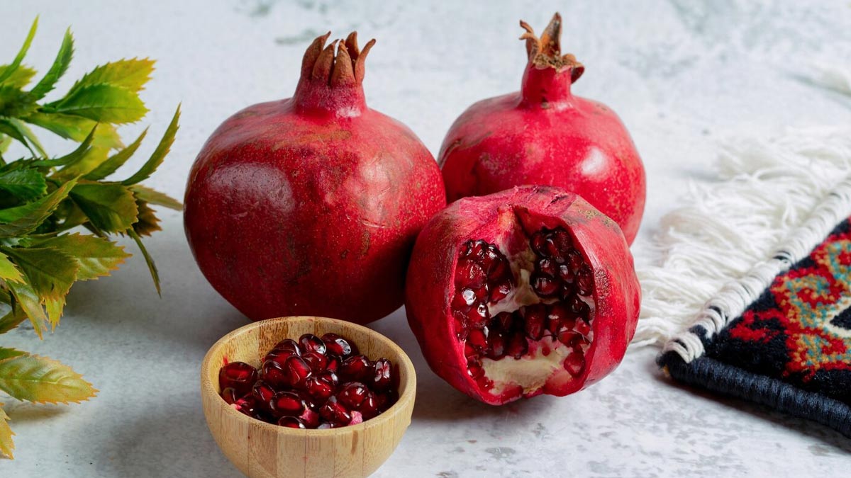 can i drink milk after eating pomegranate in hindi 01 (3)