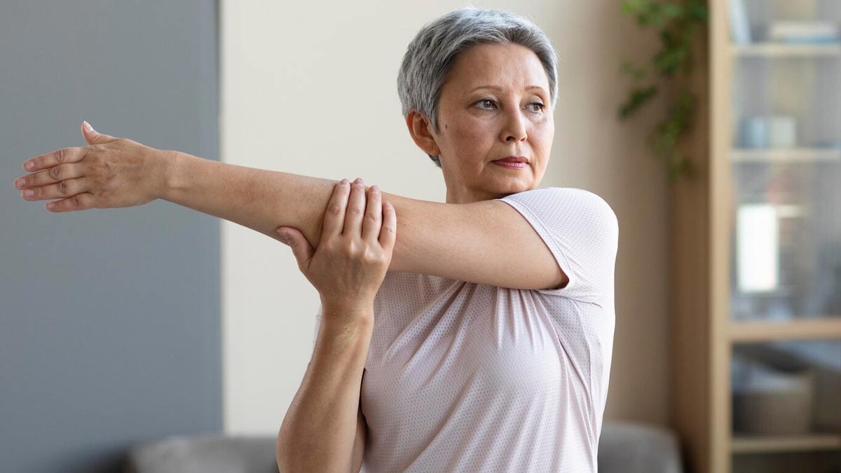 अर्थराइटिस में स्ट्रेचिंग क्यों जरूरी है? एक्‍सपर्ट से जानें फायदे और इसे करने का सही तरीका